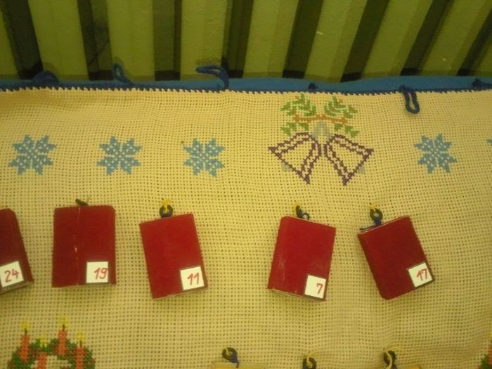 weihnachtskalender mit streichholzschachteln und kreuzstich